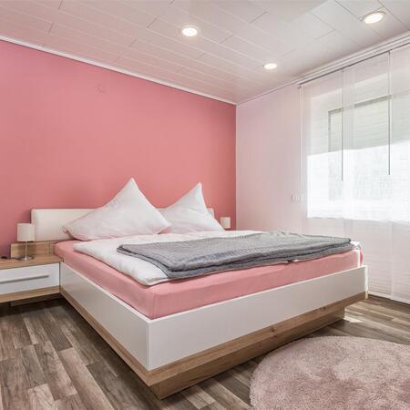 Ferienwohnung - Schlafzimmer mit einem Doppelbett