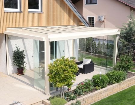 Ein Sommergarten in weiß auf einer großen Terrasse
