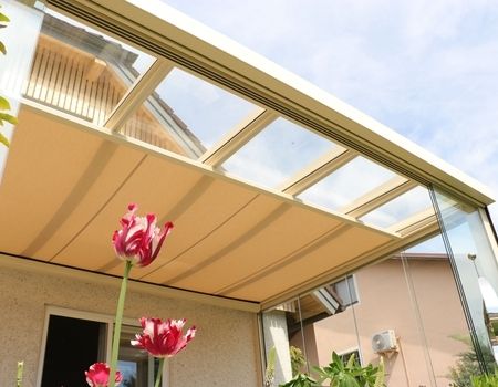 Ein Sommergarten in weiß