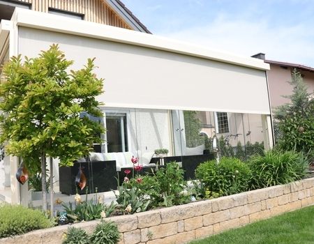 Ein Sommergarten in weiß