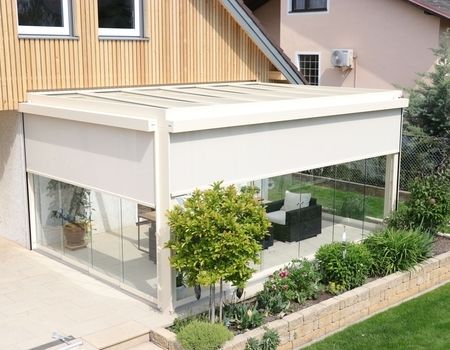 Ein Sommergarten in weiß mit Senkrechtmarkisen vorne und auf der Seite