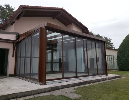 Ein brauner Sommergarten mit Glasschiebetüren