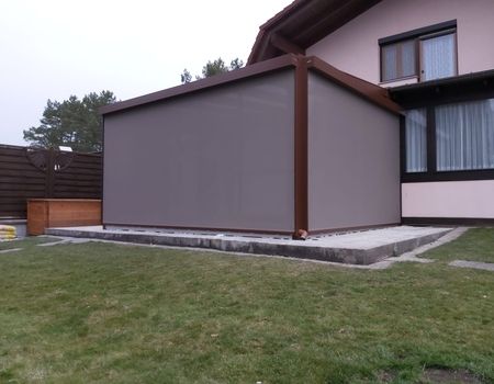 Ein brauner Sommergarten mit Senkrechtmarkise