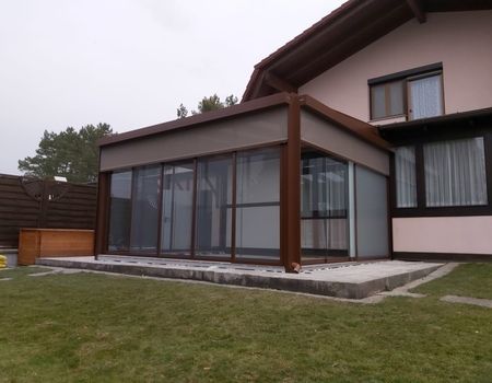 Ein brauner Sommergarten mit Senkrechtmarkise
