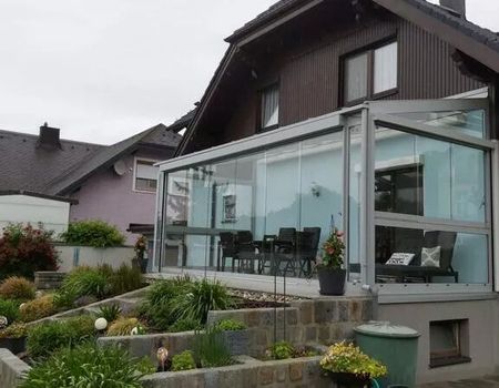 Eine Terrasse mit Sommergarten