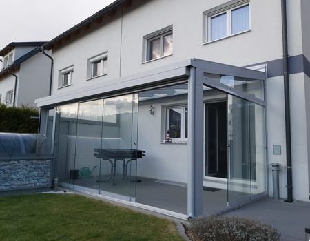 Ein Sommergarten mit Glasschiebetüren.
