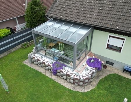 Ein Sommergarten mit einem gepflegten Garten