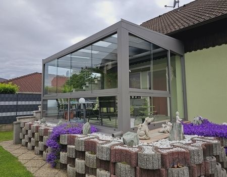 Ein Sommergarten mit einem gepflegten Garten