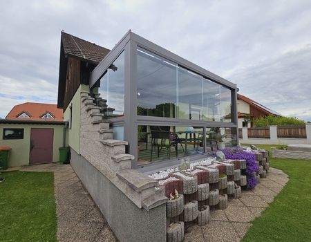Ein Sommergarten mit einem gepflegten Garten