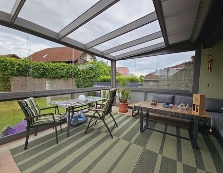 Ein Sommergarten mit einem gepflegten Garten