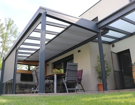 Eine Überdachung mit einer weißen Unterglas-Markise