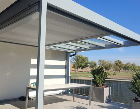 Eine Überdachung mit einer weißen Unterglas-Markise