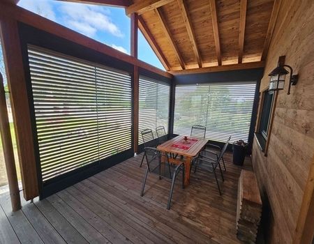 Solarrollladen für ein Holzhaus