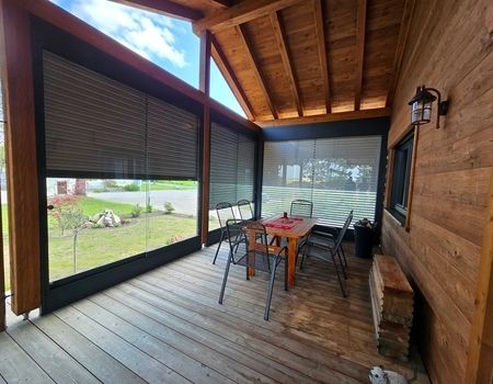 Solarrollladen für ein Holzhaus