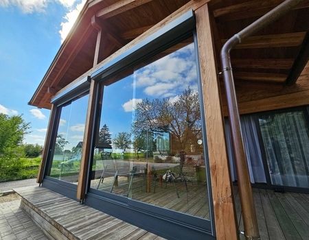 Solarrollladen für ein Holzhaus