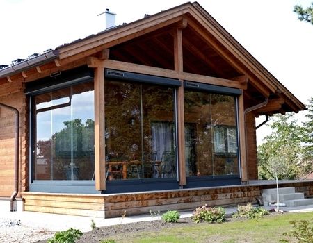 Solarrollladen für ein Holzhaus
