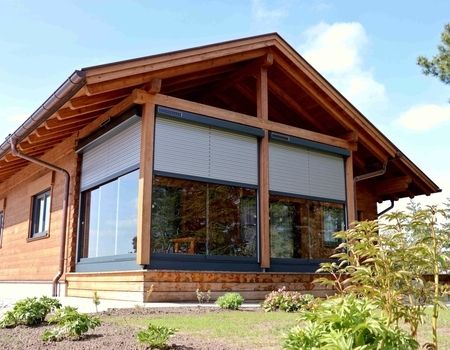 Solarrollladen für ein Holzhaus