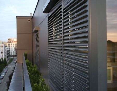 Nahaufnahme von Rollladen die mit Solar betrieben werden