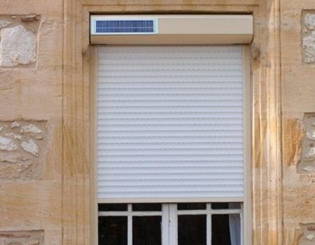 Solar Rollladen für ein gelbes Haus