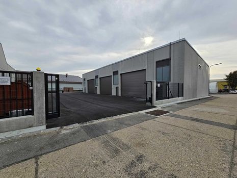 Lagerhalle mit Parkplatz