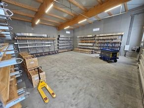 Lagerhalle mit Parkplatz