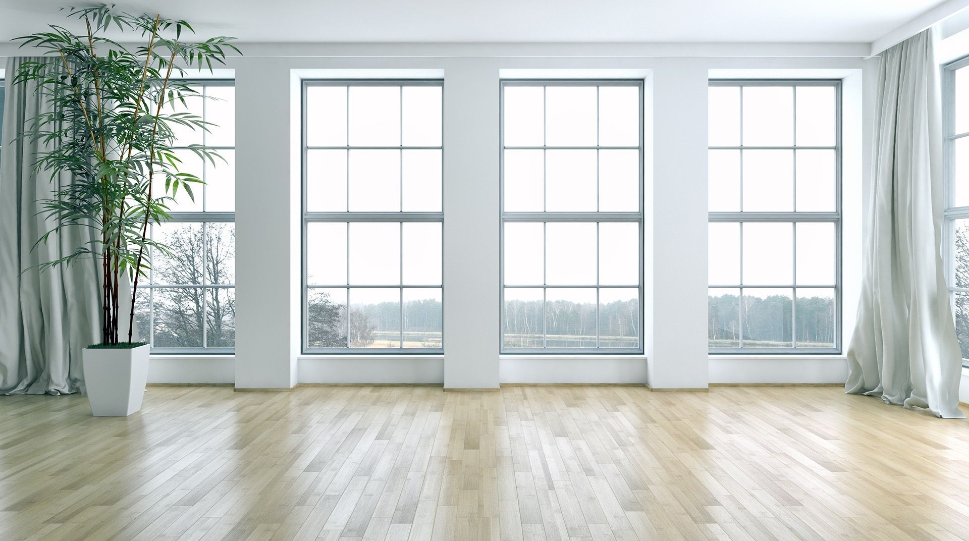Ein Raum mit großen Fenstern