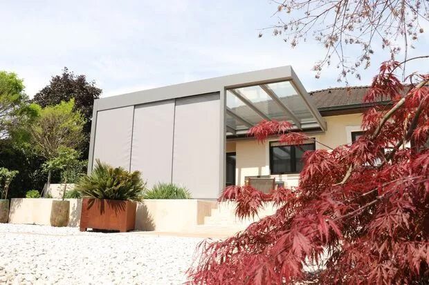 Eine Überdachung mit Schiebescreen