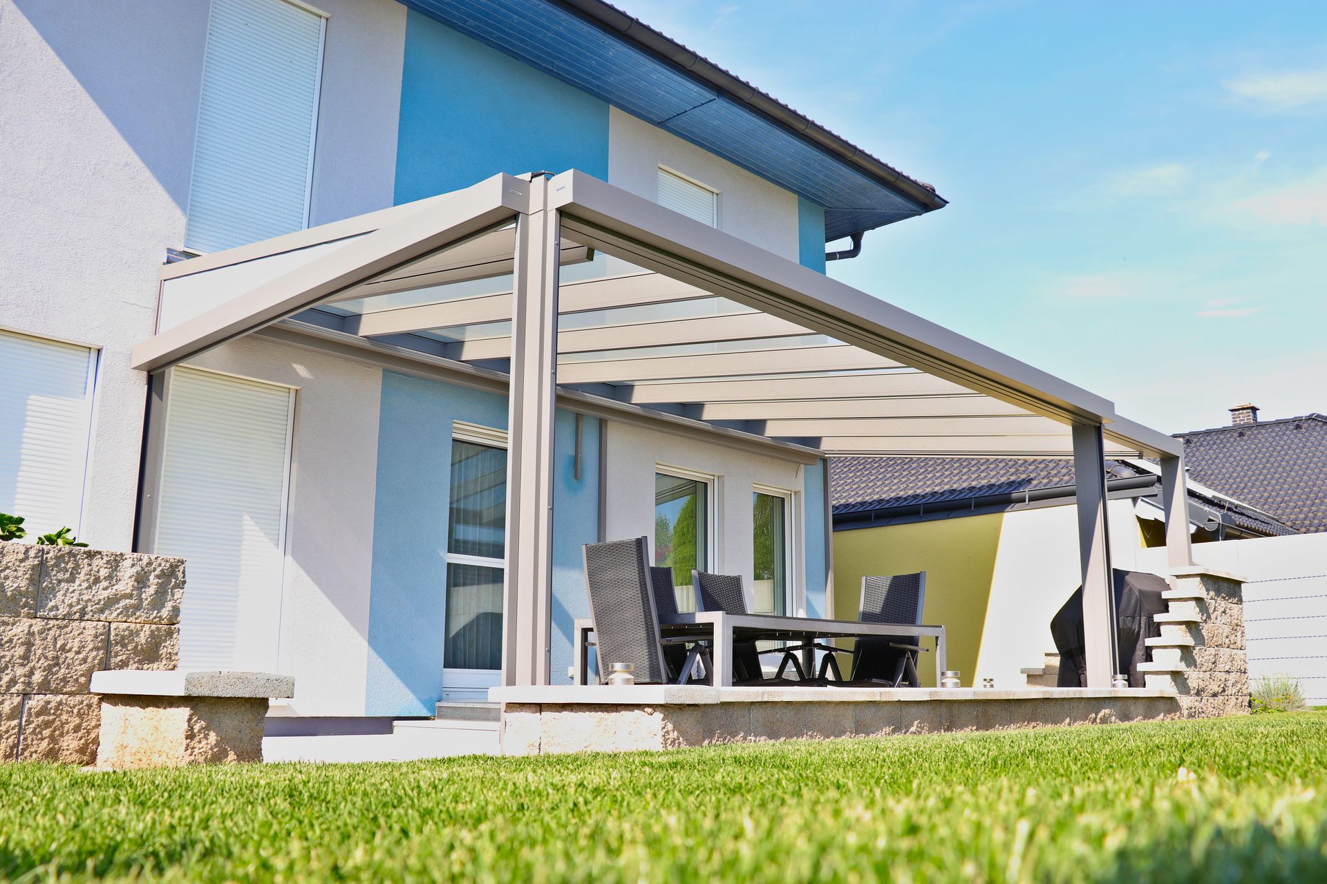 Eine Terrassenüberdachung mit einem Glasdach vom Typ Sunstar