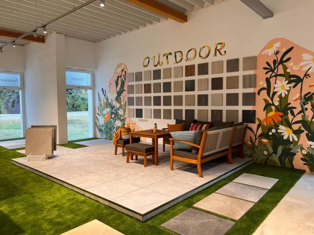 Schauraum bei Keravin, zu sehen ist eine kleine Terrasse mit Gartenmöbel.