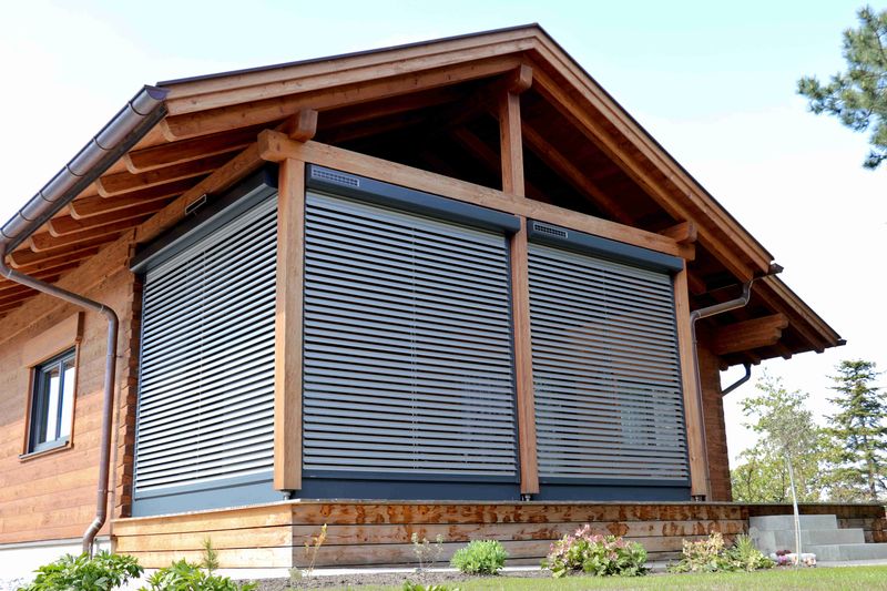 Ein Holzhaus mit Solar Rollladen