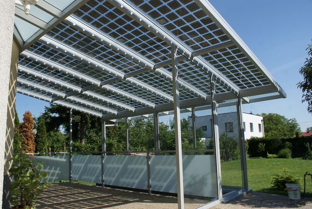 Ein Carport mit Photovoltaikpaneele als Glasersatz