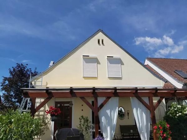 Solar Rollladen für ein gelbes Haus