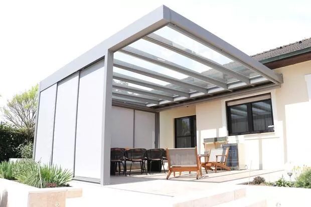 Schiebescreen für eine Terrassenüberdachung