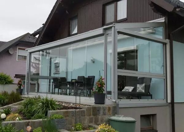 Eine Terrasse mit Sommergarten