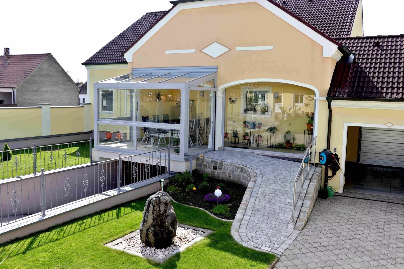 Ein Sommergarten von einem großen Haus