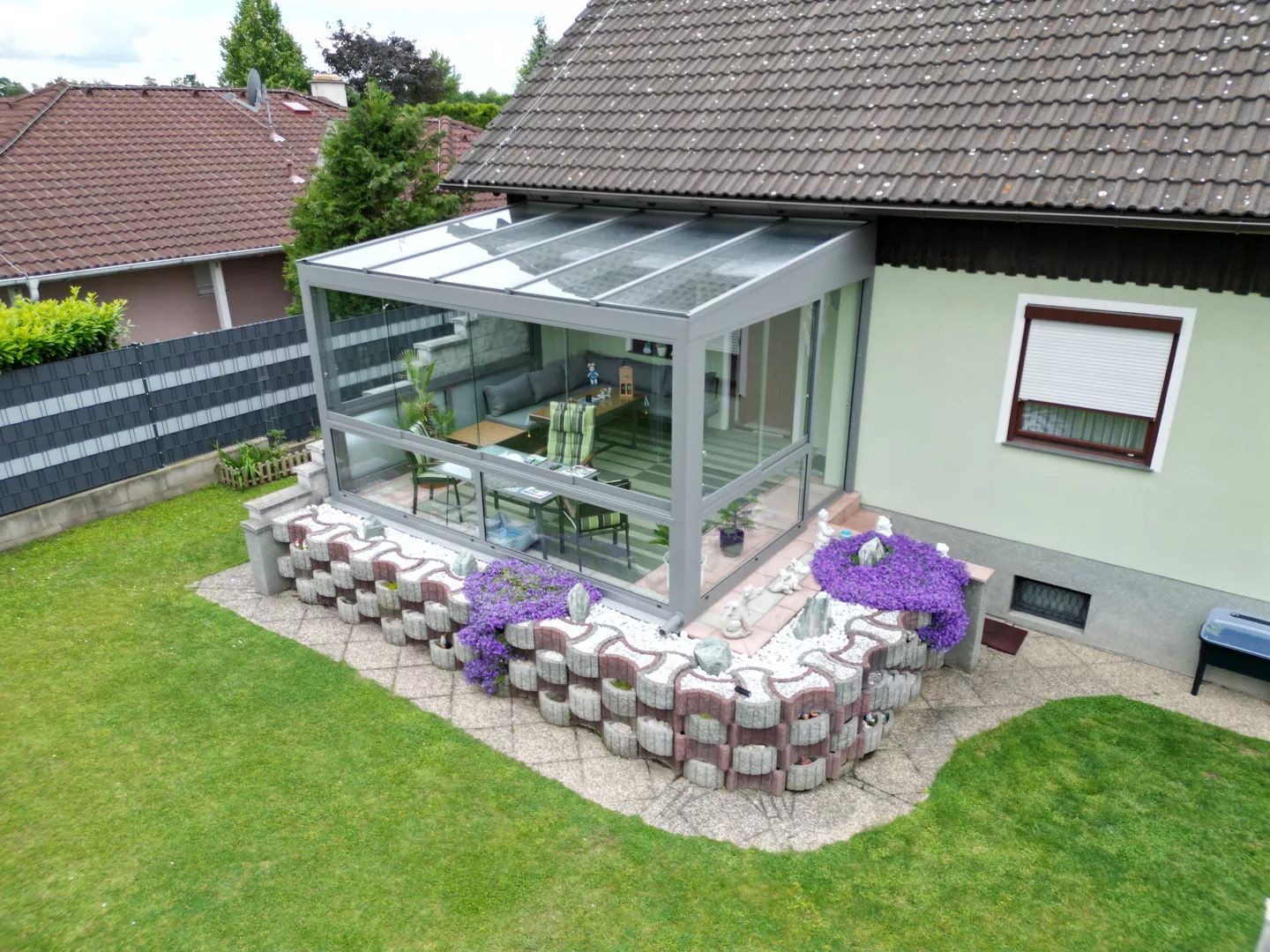 Ein Sommergarten mit einem gepflegten Garten
