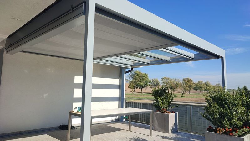 Eine Überdachung mit einer weißen Unterglas-Markise