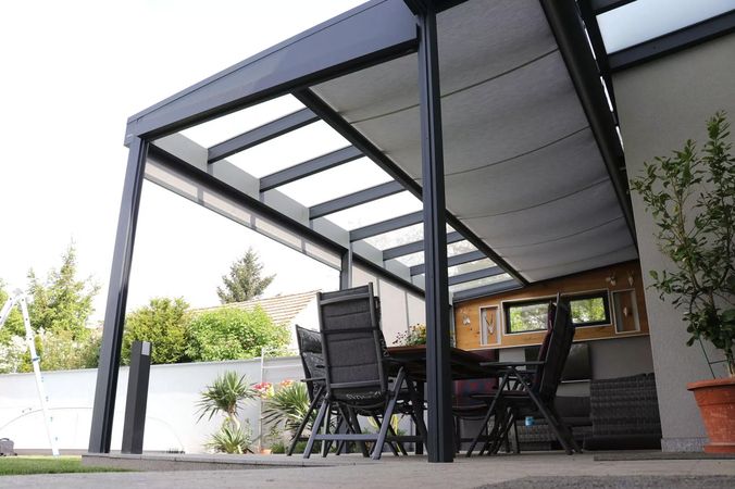 Eine Überdachung mit einer weißen Unterglas-Markise