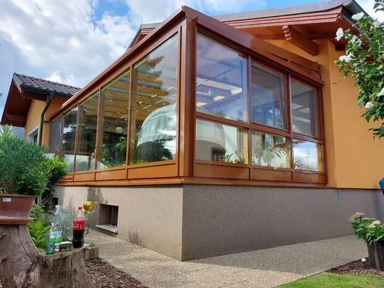 Wintergarten auf einer Terrasse in Braun